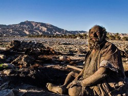 Hiii! Pria yang Tidak Mandi 65 Tahun Ini Hobi Makan Bangkai Landak