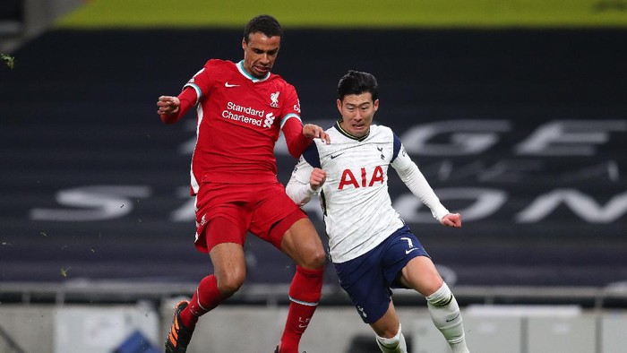 LONDON, ENGLAND - JANUARY 28: Joel Matip of Liverpool battles for possession with Son Heung-Min of Tottenham Hotspur during the Premier League match between Tottenham Hotspur and Liverpool at Tottenham Hotspur Stadium on January 28, 2021 in London, England. Sporting stadiums around the UK remain under strict restrictions due to the Coronavirus Pandemic as Government social distancing laws prohibit fans inside venues resulting in games being played behind closed doors. (Photo by Catherine Ivill/Getty Images)