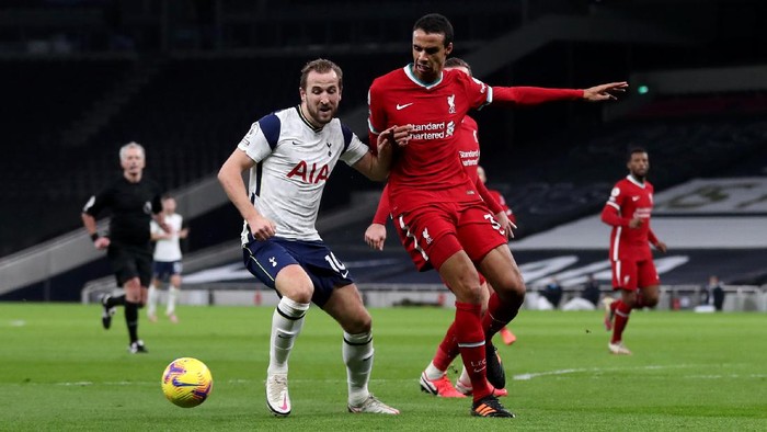 LONDON, ENGLAND - JANUARY 28: Harry Kane of Tottenham Hotspur and Joel Matip of Liverpool battle for possession during the Premier League match between Tottenham Hotspur and Liverpool at Tottenham Hotspur Stadium on January 28, 2021 in London, England. Sporting stadiums around the UK remain under strict restrictions due to the Coronavirus Pandemic as Government social distancing laws prohibit fans inside venues resulting in games being played behind closed doors. (Photo by Catherine Ivill/Getty Images)