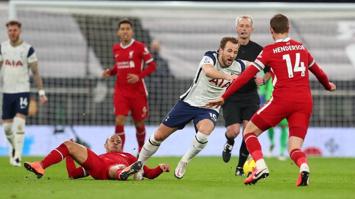 LONDON, ENGLAND - JANUARY 28: Thiago Alcantara of Liverpool tackles Harry Kane of Tottenham Hotspur during the Premier League match between Tottenham Hotspur and Liverpool at Tottenham Hotspur Stadium on January 28, 2021 in London, England. Sporting stadiums around the UK remain under strict restrictions due to the Coronavirus Pandemic as Government social distancing laws prohibit fans inside venues resulting in games being played behind closed doors. (Photo by Catherine Ivill/Getty Images)