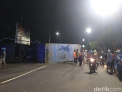 Truk Bermuatan Keramik Terguling di Surabaya, Mobil dan Motor Ringsek Tertimpa