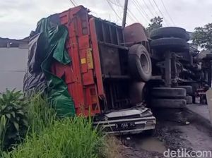 Truk Timpa Mobil, Praktisi Ingatkan Bahaya Berkendara Dekat Truk
