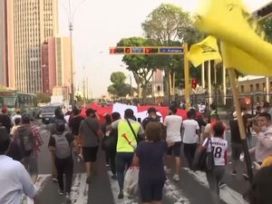 Warga Demo Menentang Lockdown di Peru