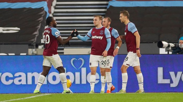 LONDON, ENGLAND - JANUARY 19: Jarrod Bowen of West Ham United celebrates with team mates (L-R) Michail Antonio, Vladimir Coufal and Tomas Soucek after scoring their sides first goal during the Premier League match between West Ham United and West Bromwich Albion at London Stadium on January 19, 2021 in London, England. Sporting stadiums around the UK remain under strict restrictions due to the Coronavirus Pandemic as Government social distancing laws prohibit fans inside venues resulting in games being played behind closed doors. (Photo by Matthew Childs - Pool/Getty Images)