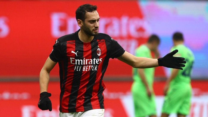 MILAN, ITALY - DECEMBER 23:  Hakan Calhanoglu of AC Milan celebrates his goal during the Serie A match between AC Milan and SS Lazio at Stadio Giuseppe Meazza on December 23, 2020 in Milan, Italy.  (Photo by Marco Luzzani/Getty Images)