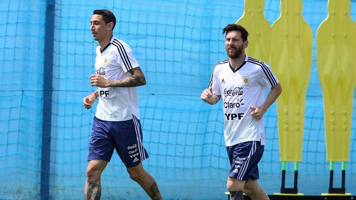 BRONNITSY, RUSSIA - JUNE 27: (L-R) Angel Di Maria of Argentina and Lionel Messi of Argentina warm up during a training session at Stadium of Syroyezhkin sports school  on June 27, 2018 in Bronnitsy, Russia. (Photo by Gabriel Rossi/Getty Images)