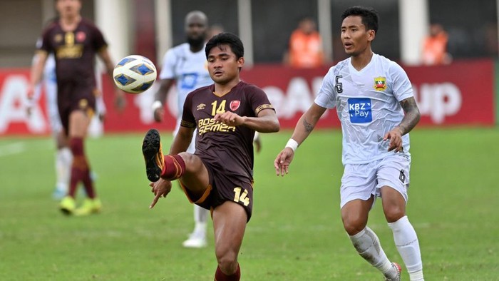 Asnawi Mangkualam Bahar (L) of Indonesias PSM Makassar controls the ball next to Nanda Kyaw of Myanmars Shan United during their AFC Cup group H qualification match at Madya Stadium in Jakarta on February 26, 2020. (Photo by ADEK BERRY / AFP)