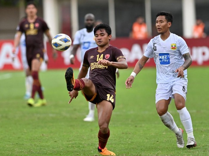 Asnawi Mangkualam Bahar (L) of Indonesias PSM Makassar controls the ball next to Nanda Kyaw of Myanmars Shan United during their AFC Cup group H qualification match at Madya Stadium in Jakarta on February 26, 2020. (Photo by ADEK BERRY / AFP)