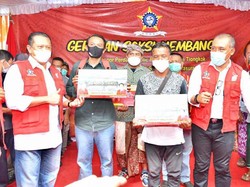 Bareng SOKSI, Bamsoet Salurkan Bibit hingga Perahu untuk Petani Bali