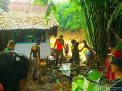 Banjir di Jember Surut, Warga Mulai Bersih-bersih Rumah