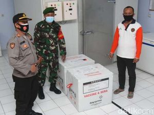 5.880 Dosis Vaksin COVID-19 Kembali Tiba di Banyuwangi 5.880 Dosis Vaksin COVID-19 Kembali Tiba di Banyuwangi