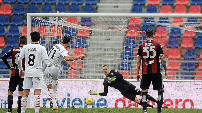 BOLOGNA, ITALY - JANUARY 30: Lukasz Skorupski goalkeeper of Bologna FC saves his goal on a penalty kicked by Zlatan Ibrahimovic of AC Milan during the Serie A match between Bologna FC  and AC Milan at Stadio Renato DallAra on January 30, 2021 in Bologna, Italy. (Photo by Mario Carlini / Iguana Press/Getty Images)