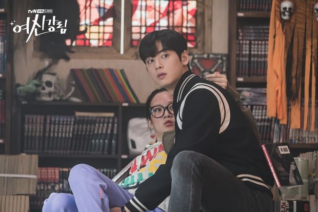 Cha Eun Woo memakai Teddy Bomber Jacket dari Saint Laurent/Sumber/Eraldo. Cha Eun Woo memakai Teddy Bomber Jacket dari Saint Laurent.