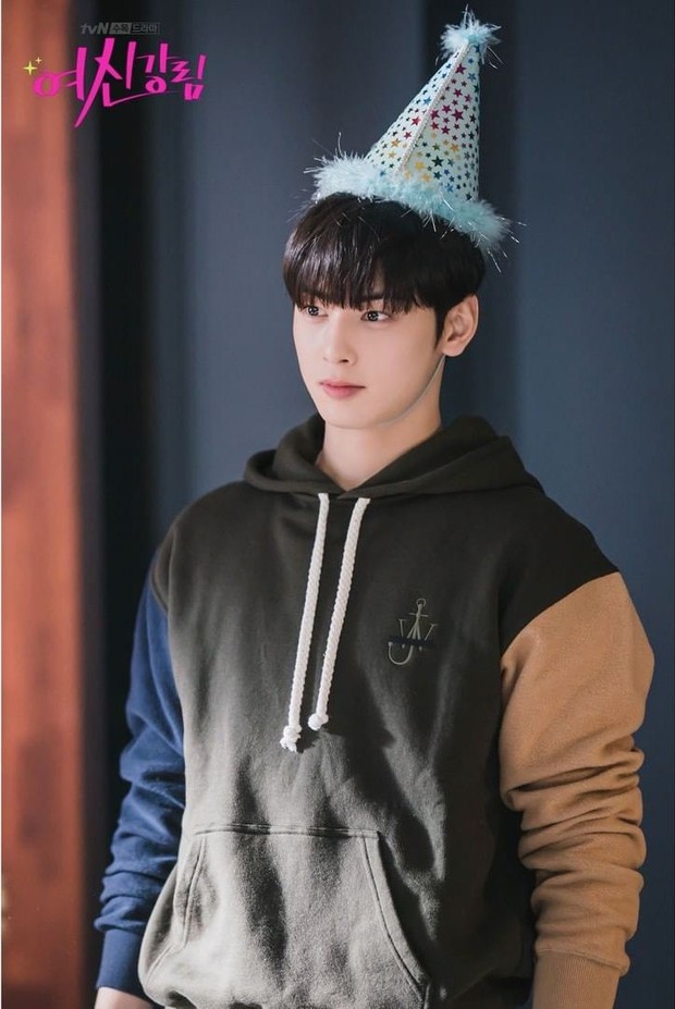 Cha Eun Woo saat memakai JW ANDERSON – INSIDE OUT SLEEVE HOODIE/Sumber/Instagram/tvndrama.official. Cha Eun Woo saat memakai JW ANDERSON – INSIDE OUT SLEEVE HOODIE/.