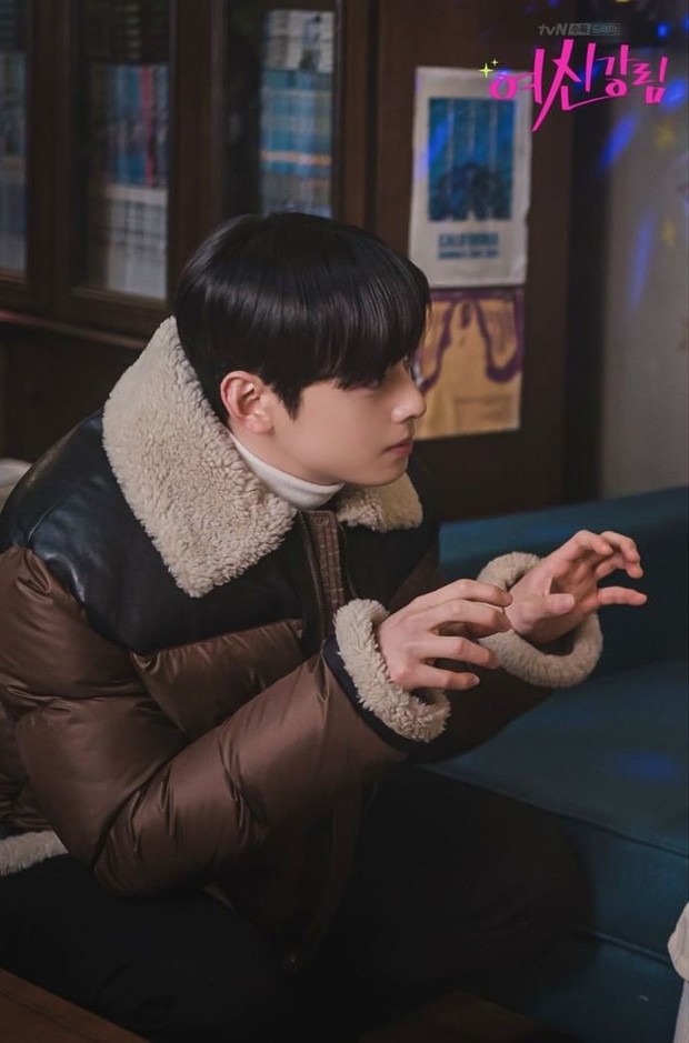 Cha Eun Woo saat memakai Padden Nylon Shearling Puffer with Leather Shoulder Patches koleksi dari Neil Barret/Sumber/Neil Barret. Cha Eun Woo saat memakai Padden Nylon Shearling Puffer with Leather Shoulder Patches koleksi dari Neil Barret.