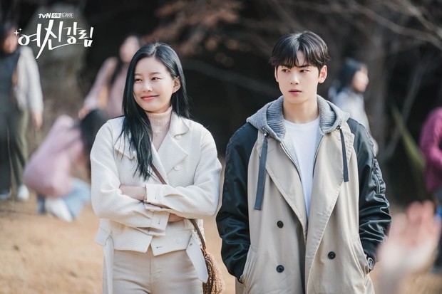 Cha Eun Woo saat mengenakan Contrast Sleeve Trench Coat dari PORTS V/Sumber/PORTS V. Cha Eun Woo saat mengenakan Contrast Sleeve Trench Coat dari PORTS V.