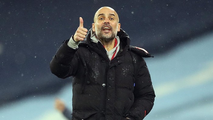 MANCHESTER, ENGLAND - JANUARY 20: Pep Guardiola, Manager of Manchester City gives his team instructions during the Premier League match between Manchester City and Aston Villa at Etihad Stadium on January 20, 2021 in Manchester, England. Sporting stadiums around the UK remain under strict restrictions due to the Coronavirus Pandemic as Government social distancing laws prohibit fans inside venues resulting in games being played behind closed doors. (Photo by Martin Rickett - Pool/Getty Images)