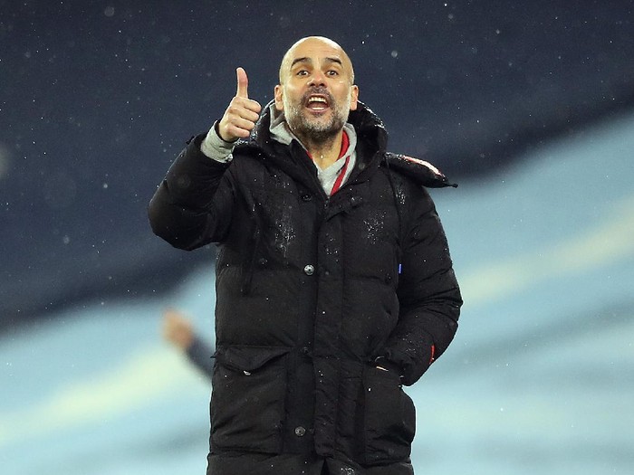 MANCHESTER, ENGLAND - JANUARY 20: Pep Guardiola, Manager of Manchester City gives his team instructions during the Premier League match between Manchester City and Aston Villa at Etihad Stadium on January 20, 2021 in Manchester, England. Sporting stadiums around the UK remain under strict restrictions due to the Coronavirus Pandemic as Government social distancing laws prohibit fans inside venues resulting in games being played behind closed doors. (Photo by Martin Rickett - Pool/Getty Images)