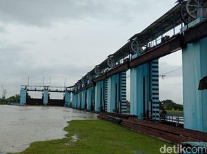 Debit Air Naik, Bendung Pengendali Banjir Wilalung Siaga
