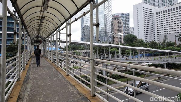 Ironi Revitalisasi JPO Sudirman