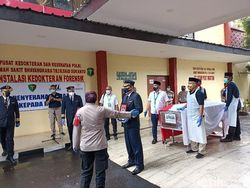 Diiringi Penghormatan, Jenazah Kapten Afwan Dibawa ke Rumah Duka