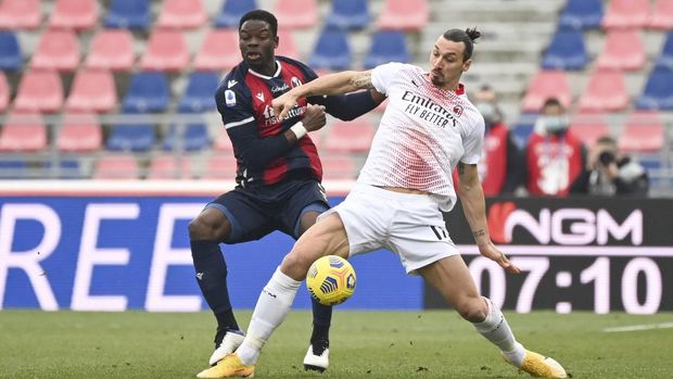 Milan's Zlatan Ibrahimovic, right, and Bologna's Adama Soumaoro vie for the ball during the Italian Serie A soccer match between Bologna and Milan at the Renato Dall'Ara stadium in Bologna, Italy, Saturday, Jan. 30, 2021. (Massimo Paolone/LaPresse via AP)