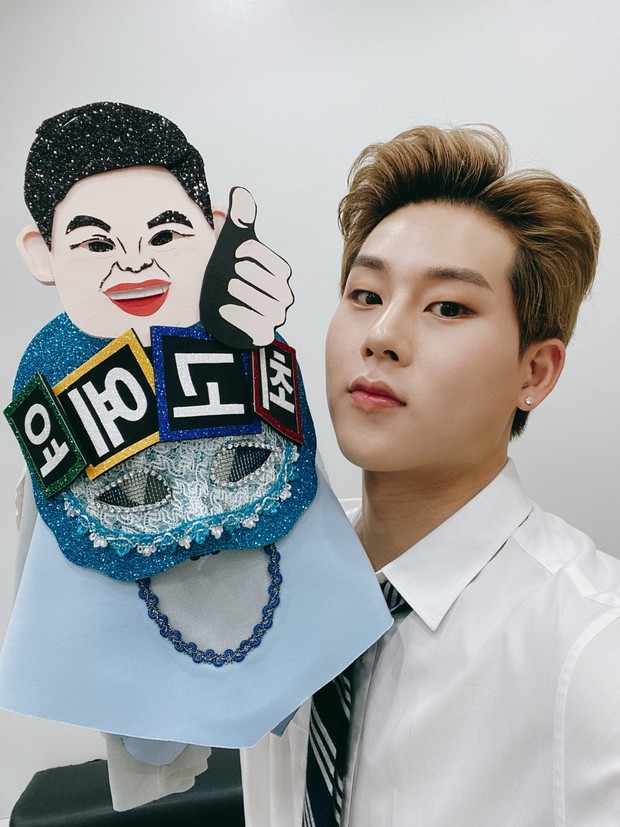 Joohoney membagikan momen selcanya dengan topeng yang ia gunakan dalam acara King of Mask Singer