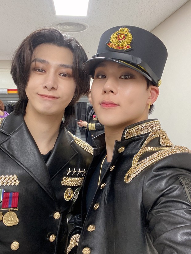 Joohoney membagikan momen selca bersama member lain Monsta X, yaitu Hyungwon