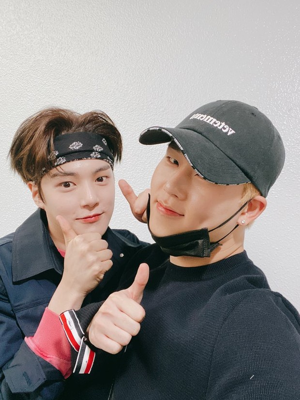 Joohoney membagikan momen selca bersama member lain Monsta X, yaitu Minhyuk