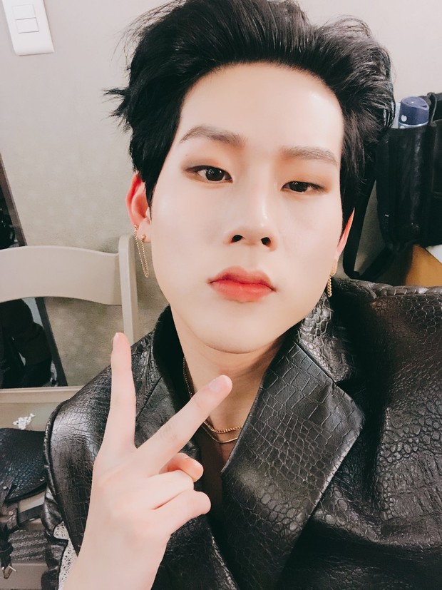 Joohoney membagikan selca terbarunya di twitter official Monsta X