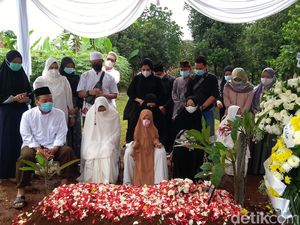 Ikhlas Istri Melepas Kapten Afwan Kembali ke Ilahi Ikhlas Istri Melepas Kapten Afwan Kembali ke Ilahi