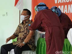 Sempat Deg-degan, Ketua DPRD Jadi Orang Pertama Divaksin COVID-19 di Pacitan