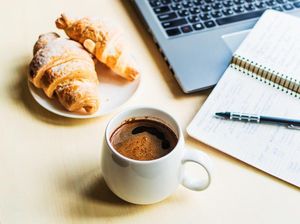 Lebih Baik Minum Kopi atau Teh Saat Sarapan? Ini Kata Ahli