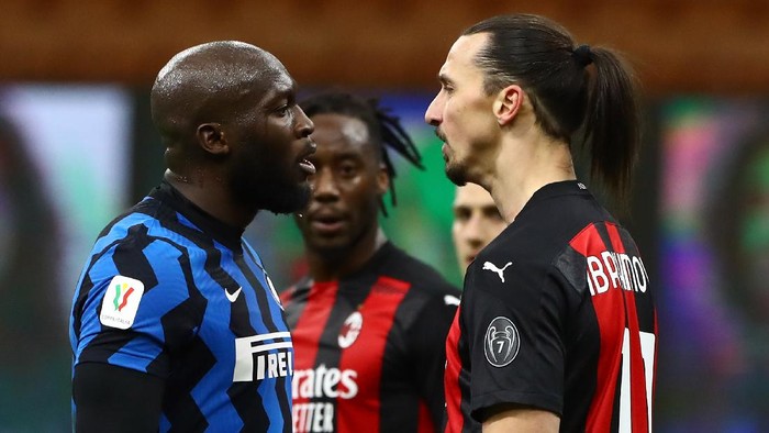 MILAN, ITALY - JANUARY 26:  Zlatan Ibrahimovic (R) of AC Milan disputes with Romelu Lukaku (L) of FC Internazionale during the Coppa Italia match between FC Internazionale and AC Milan at Stadio Giuseppe Meazza on January 26, 2021 in Milan, Italy. Sporting stadiums around Italy remain under strict restrictions due to the Coronavirus Pandemic as Government social distancing laws prohibit fans inside venues resulting in games being played behind closed doors.  (Photo by Marco Luzzani/Getty Images)