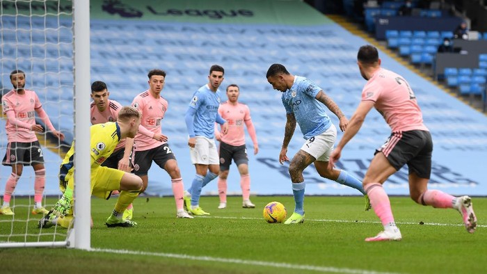 MANCHESTER, ENGLAND - JANUARY 30: Gabriel Jesus of Manchester City scores their sides first goal during the Premier League match between Manchester City and Sheffield United at Etihad Stadium on January 30, 2021 in Manchester, England. Sporting stadiums around the UK remain under strict restrictions due to the Coronavirus Pandemic as Government social distancing laws prohibit fans inside venues resulting in games being played behind closed doors. (Photo by Michael Regan/Getty Images)