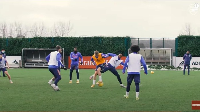 Martin Odegaard kolongi Joe Willock di sesi latihan