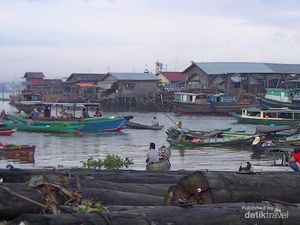 Pagi yang Damai di Tepi Sungai Barito