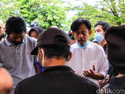 Air Mata Epy Kusnandar di Pemakaman Pipit Preman Pensiun