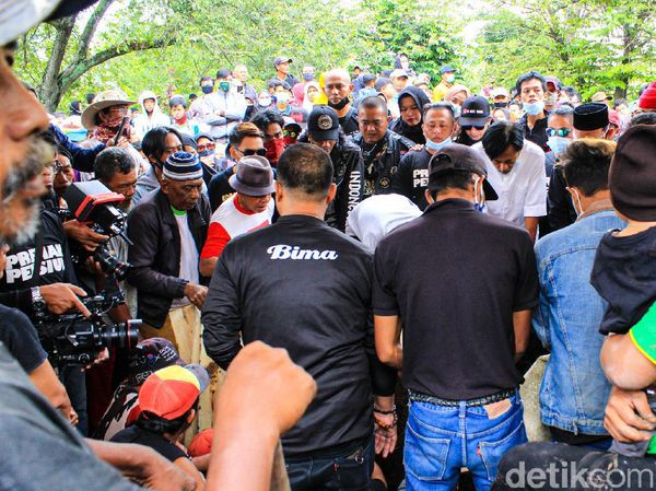 Momen Haru di Pemakaman Kang Pipit Preman Pensiun