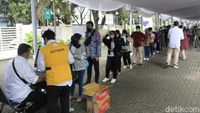 Momen Ribuan Nakes Ikuti Vaksinasi COVID-19 di Jabar