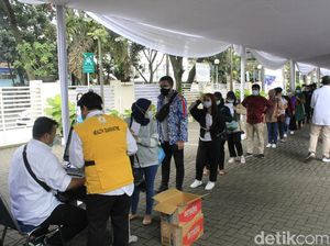 Momen Ribuan Nakes Ikuti Vaksinasi COVID-19 di Jabar