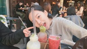 Park Yoo Na True Beauty Saat Asyik Minum Es dan Nongkrong di Kafe