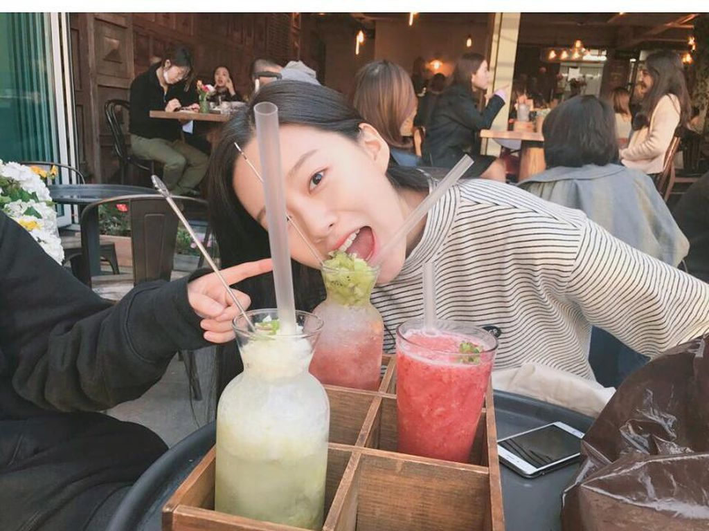 Park Yoo Na True Beauty Saat Asyik Minum Es dan Nongkrong di Kafe Park Yoo Na True Beauty Saat Asyik Minum Es dan Nongkrong di Kafe