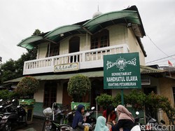 Saat Pengacara HRS Ikut Senang Plang NU Ranting Petamburan Terpasang