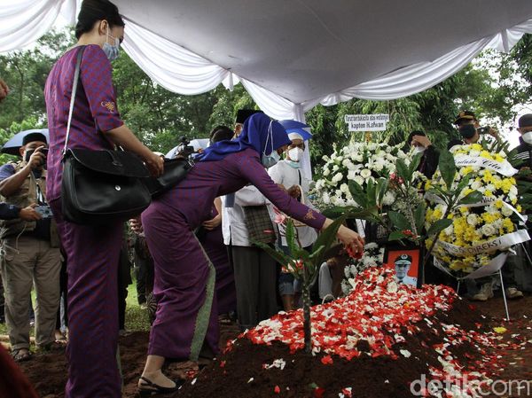Prosesi Pemakaman Jenazah Kapten Afwan di TPU Pondok Rajeg