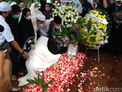 Isak Tangis Iringi Pemakaman Pilot SJ182 Kapten Afwan di TPU Pondok Rajeg