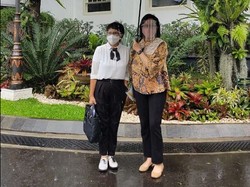 Gaya Menlu Retno Marsudi Temui Jokowi Curi Perhatian, Netizen: Keren Banget!