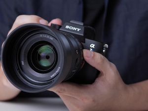 Sony Lensa 35mm GM Kualitas Tinggi Minim Kekurangan Sony Lensa 35mm GM Kualitas Tinggi Minim Kekurangan