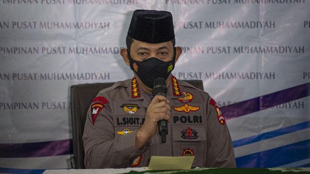 Kapolri Jenderal Pol Listyo Sigit Prabowo menyampaikan keterangan pers saat bersilaturahmi di Kantor Pusat PP Muhammadiyah, Jakarta, Jumat (29/1/2021). Silaturahmi tersebut dalam rangka menjaga sinergitas dan soliditas yang selama ini sudah terjalin antara Polri dan Muhammadiyah. ANTARA FOTO/Aditya Pradana Putra/rwa.