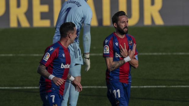 Levante's Jose Luis Morales, right, celebrates after scoring his team first goal during the Spanish La Liga soccer match between Real Madrid and Levante at the Alfredo Di Stefano stadium in Madrid, Spain, Saturday, Jan. 30, 2021. (AP Photo/Manu Fernandez)